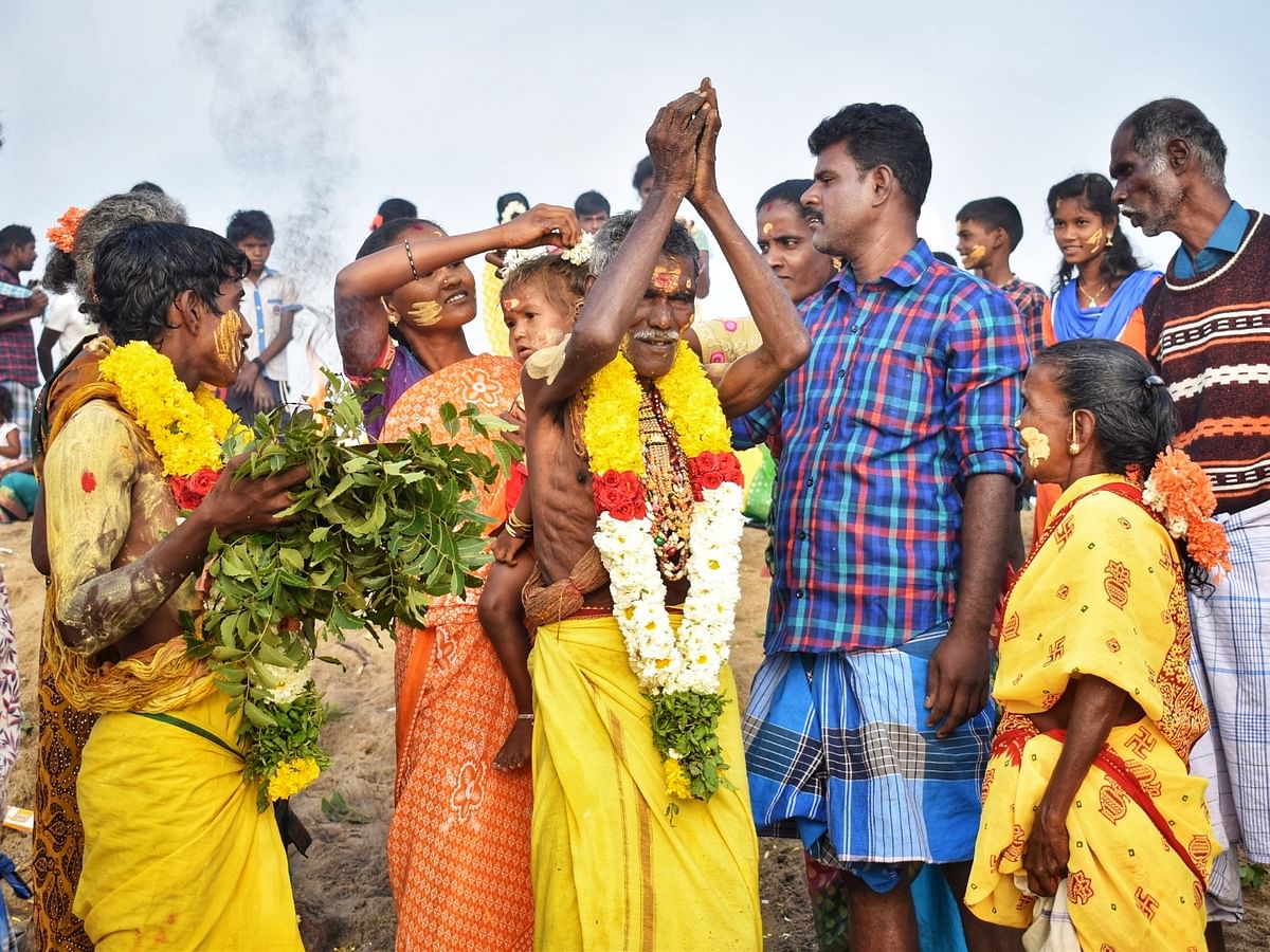 மாசி மகம் : மாமல்லபுரத்தில் கூடிய இருளர்கள்; களைகட்டிய கன்னி அம்மன் வழிபாடு! #VikatanPhotoCards