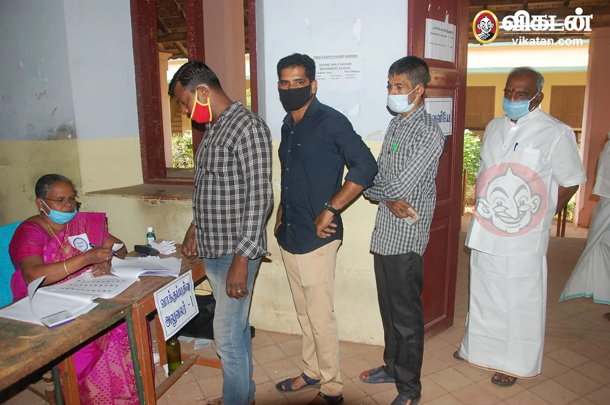 வரிசையில் நின்று வாக்களித்த பொன்.ராதாகிருஷ்ணன்