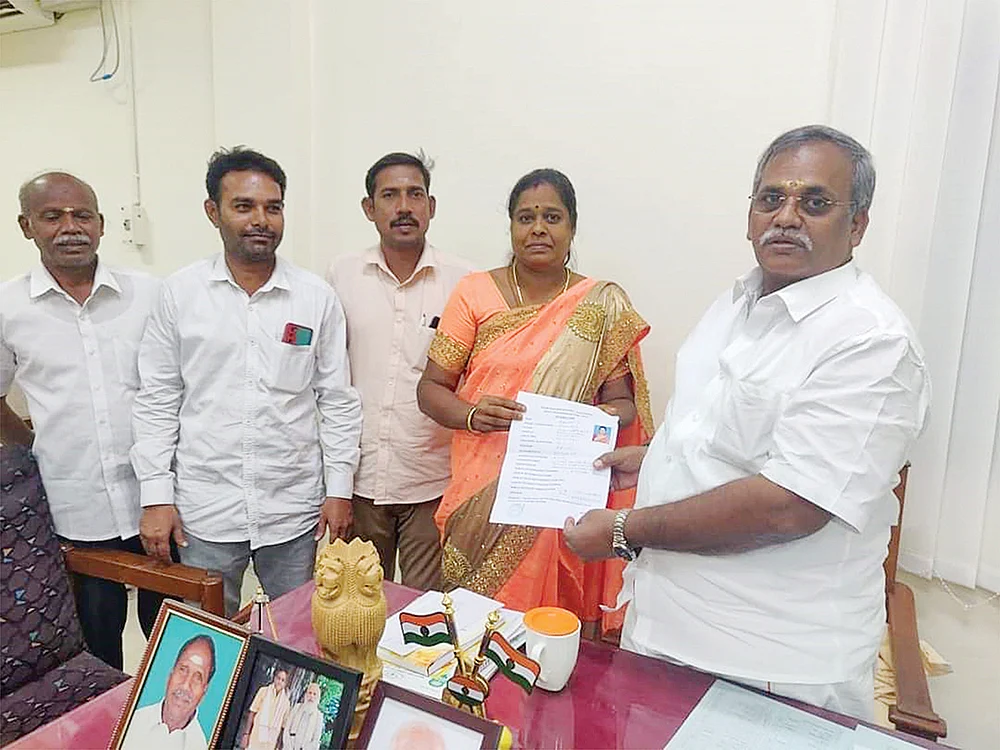 விருப்ப மனு வாங்கும் செல்வம்