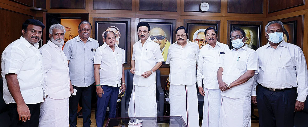 மிஸ்டர் கழுகு: திரளும் முதல்வர்கள்! - திகிலில் மத்திய அரசு...