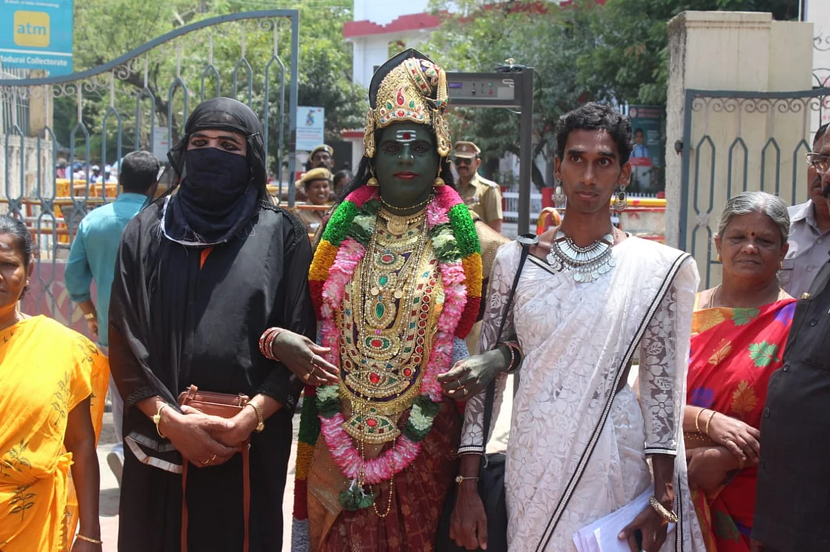 மீனாட்சி அம்மன் வேடத்தில் திருநங்கை பாரதி கண்ணம்மா