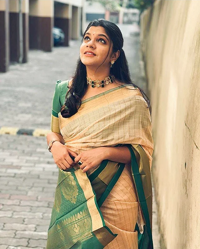 Aparna Balamurali: சேலை சூடிய மலரே!