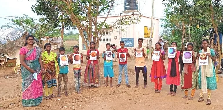 பழங்குடியின குழந்தைகளுடன் சுகந்தி வினோதினி
