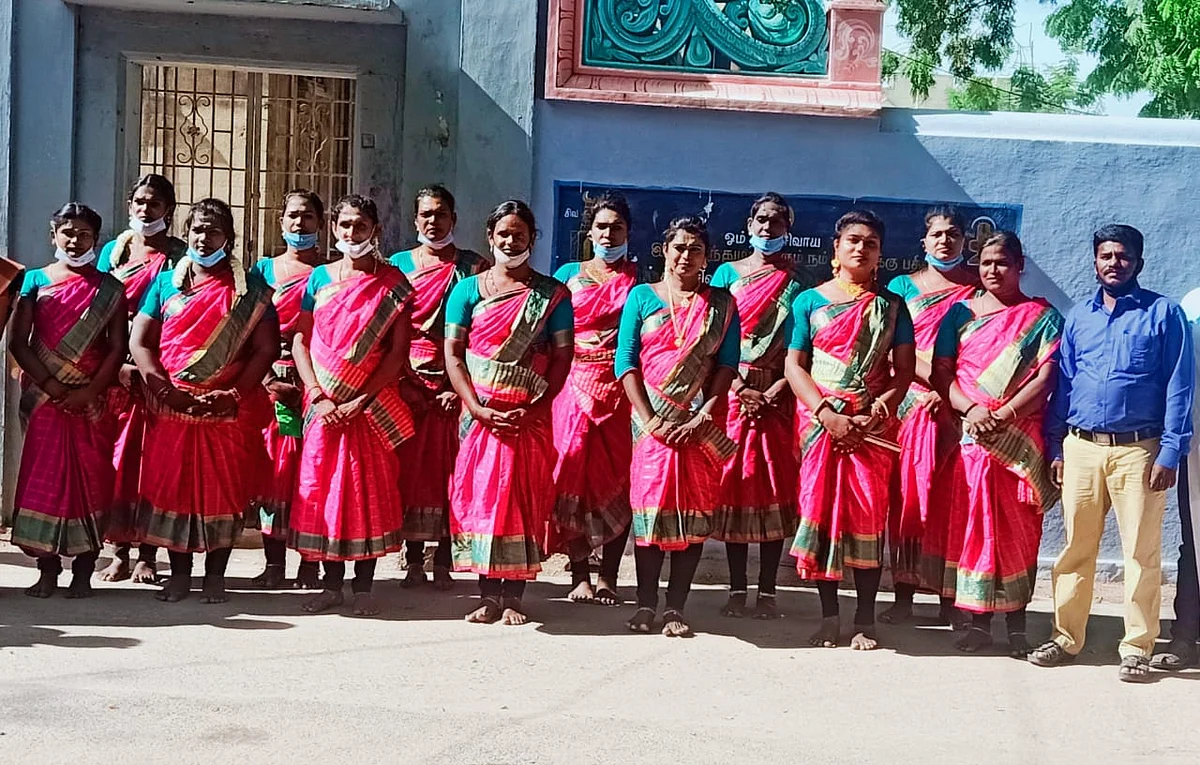 தோழிகளுடன் ஆர்த்தி