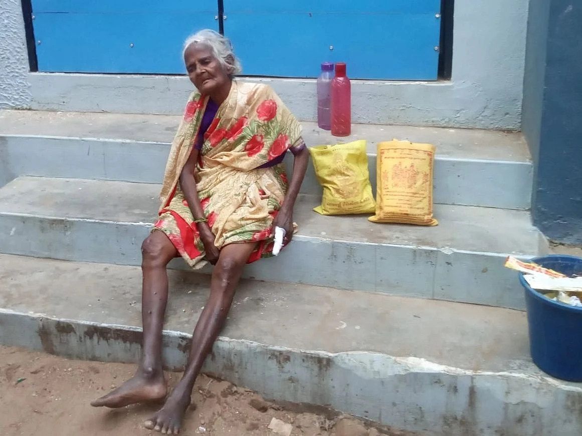 கும்பகோணம்: முகவரி இல்லாததால், பரிதாப நிலையில் மூதாட்டி; வெயிலிலும் பனியிலும் கிடக்கும் அவலம்!