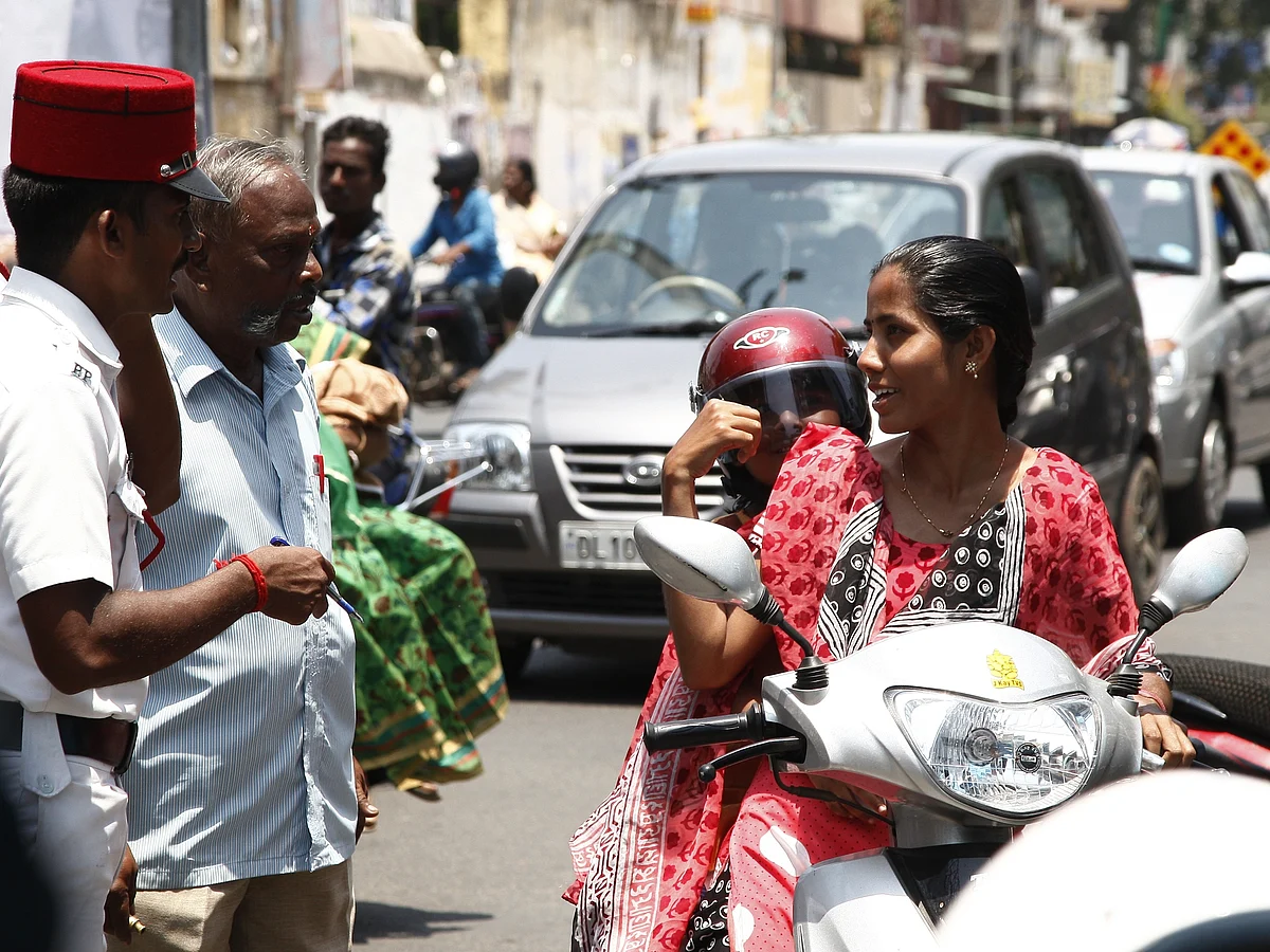 9 மாதக் குழந்தைக்கும் ஹெல்மெட் அவசியம்! எடுபடுமா சார் உங்க சட்டம்?