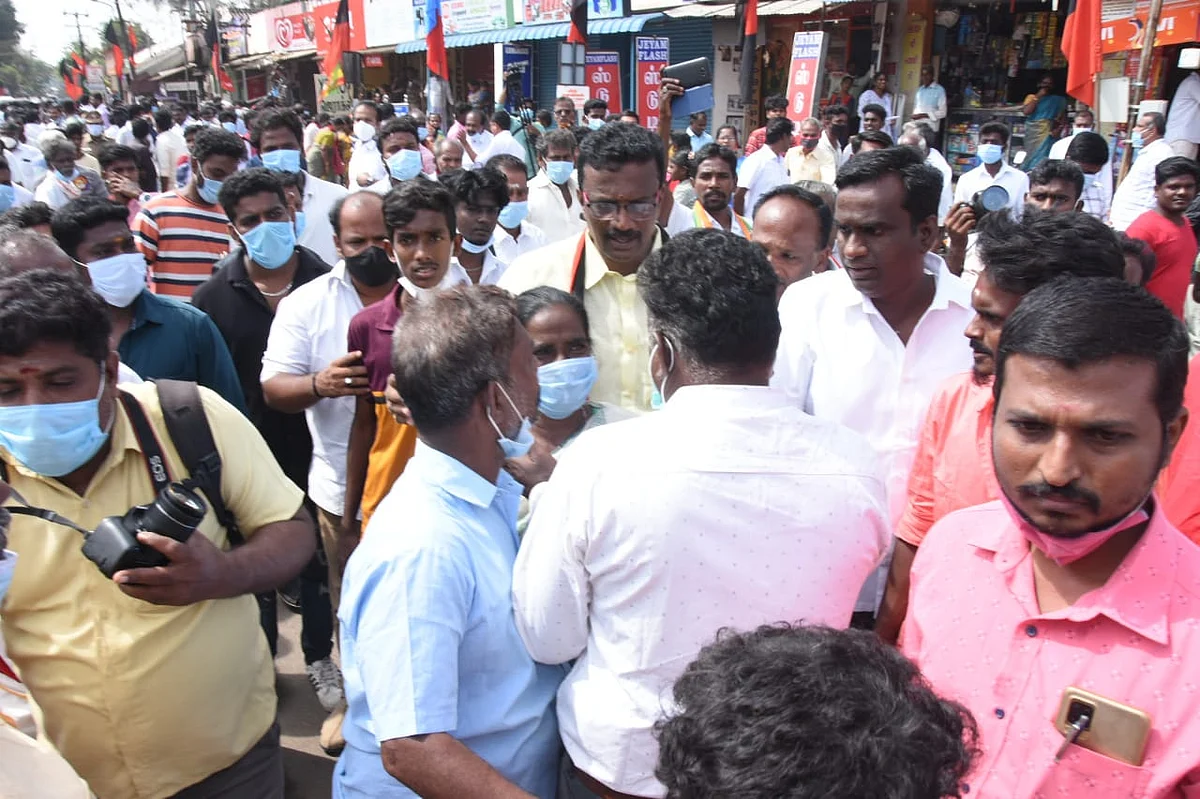 கவிதாவை சூழ்ந்து கொண்ட திமுக நிர்வாகிகள்