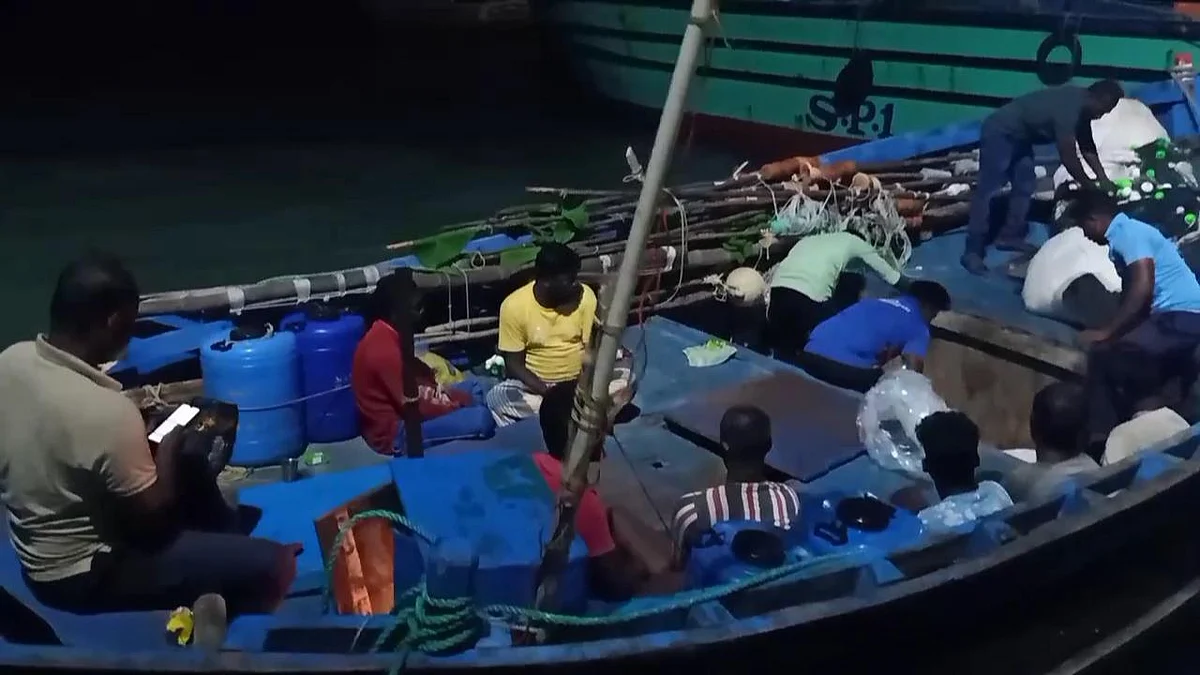 கடத்தலுக்குப் பயன்படுத்தப்பட்ட நாட்டுப்படகு