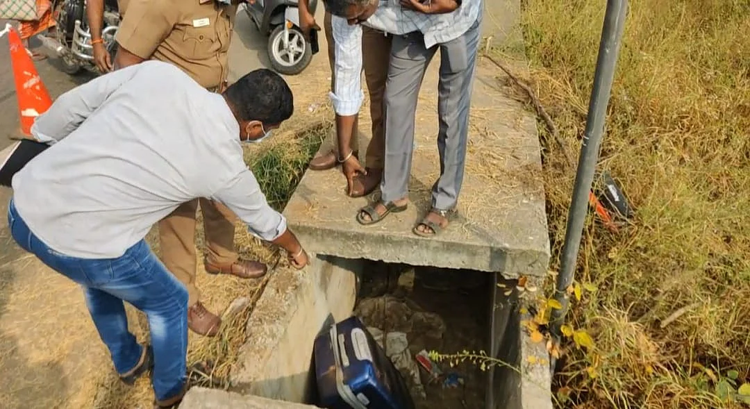 சூட்கேஸில் கிடக்கும் சடலத்தைப் பார்வையிடும் போலீஸார்