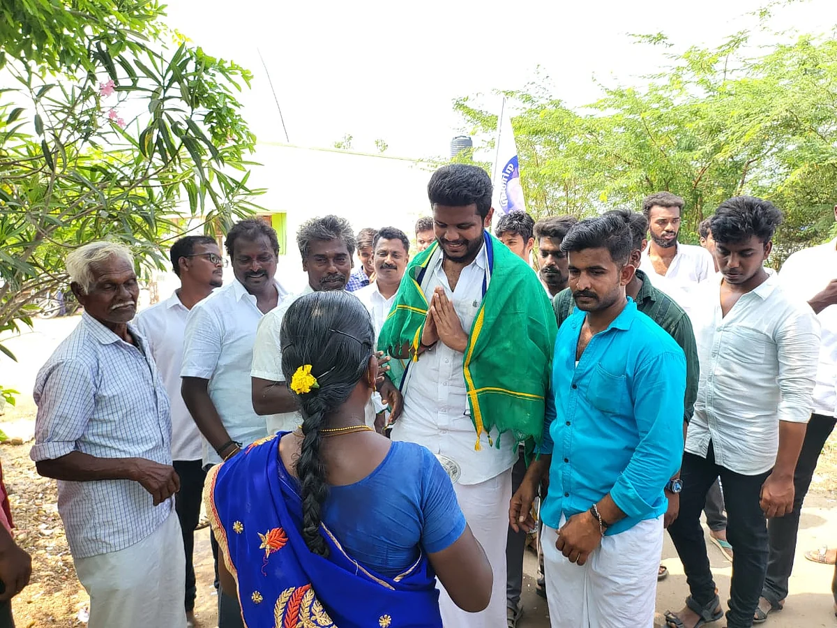 வெற்றிபெற்ற விஜய் மக்கள் இயக்க வேட்பாளர் முகமது பர்வேஸ்