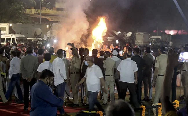 சிதைக்கு தீ மூட்டப்பட்டது.