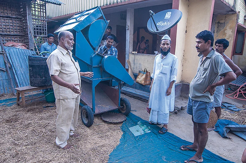 கருவியுடன் முகமது பஸ்லூல் ஹக்