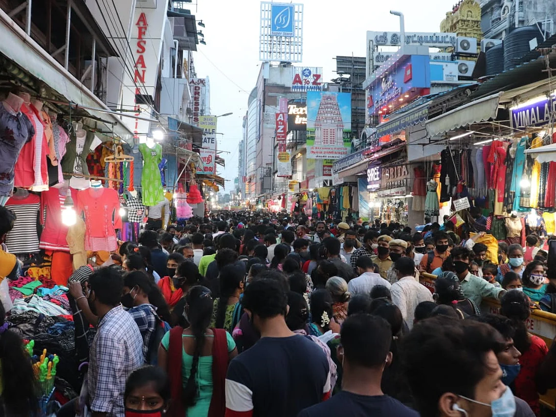 `சேர்லாம் இருக்கு; ஆனா, உக்கார்ந்தா எங்க வேலை இருக்காது!' - நாற்காலி சட்டமும் நடைமுறையும்