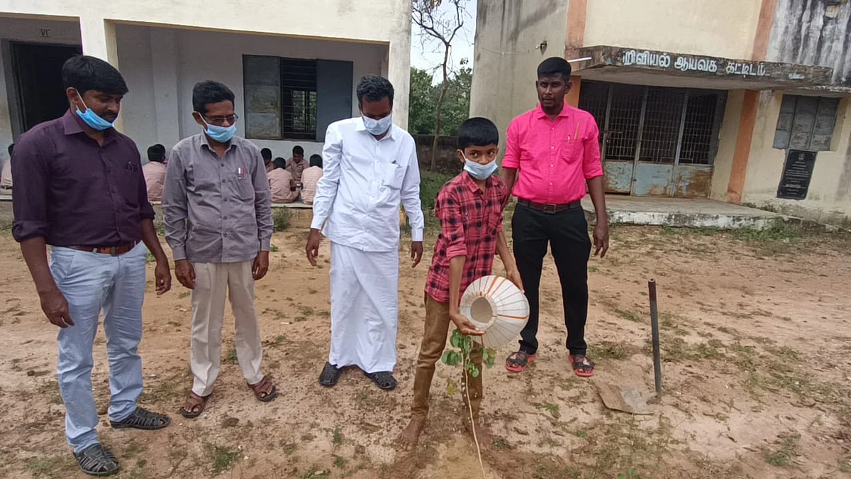 பள்ளி மாணவன்