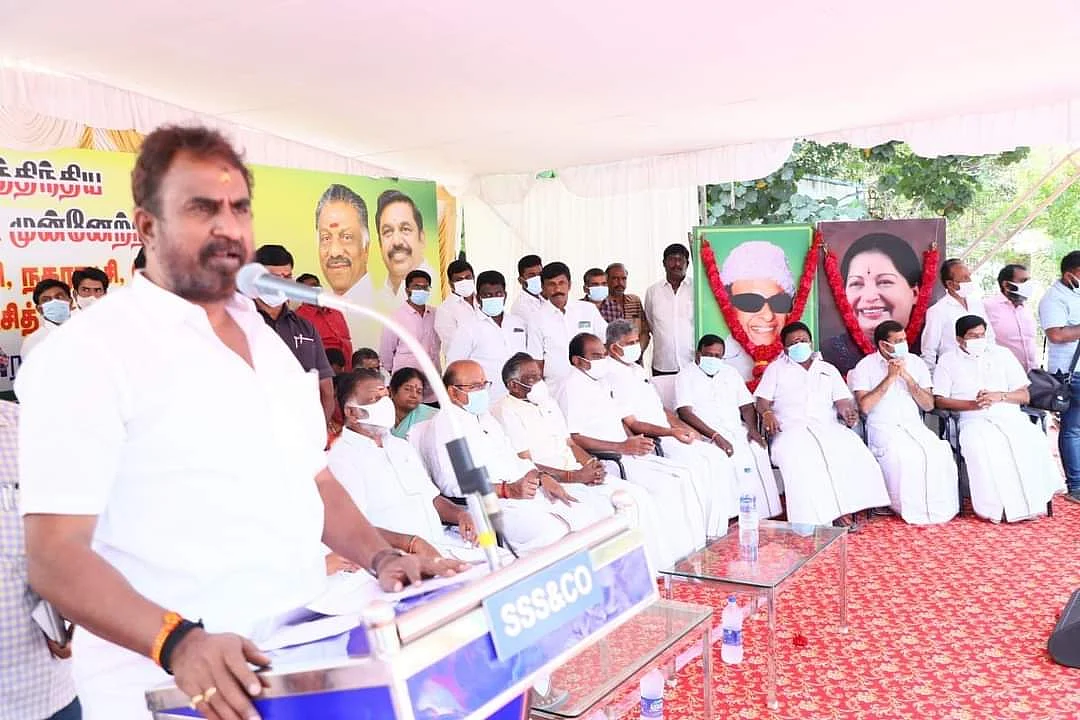 வேலுமணி