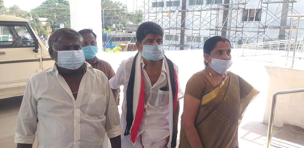 அதிமுக வேட்பாளர் கோபால்