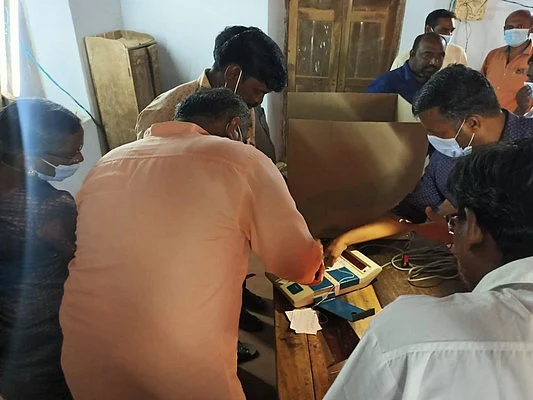 நெல்லை: வாக்குப்பதிவு இயந்திரத்தில் கோளாறு! - ஒரு மணி நேரத்துக்கும் மேலாக வாக்குப்பதிவு நிறுத்தம்