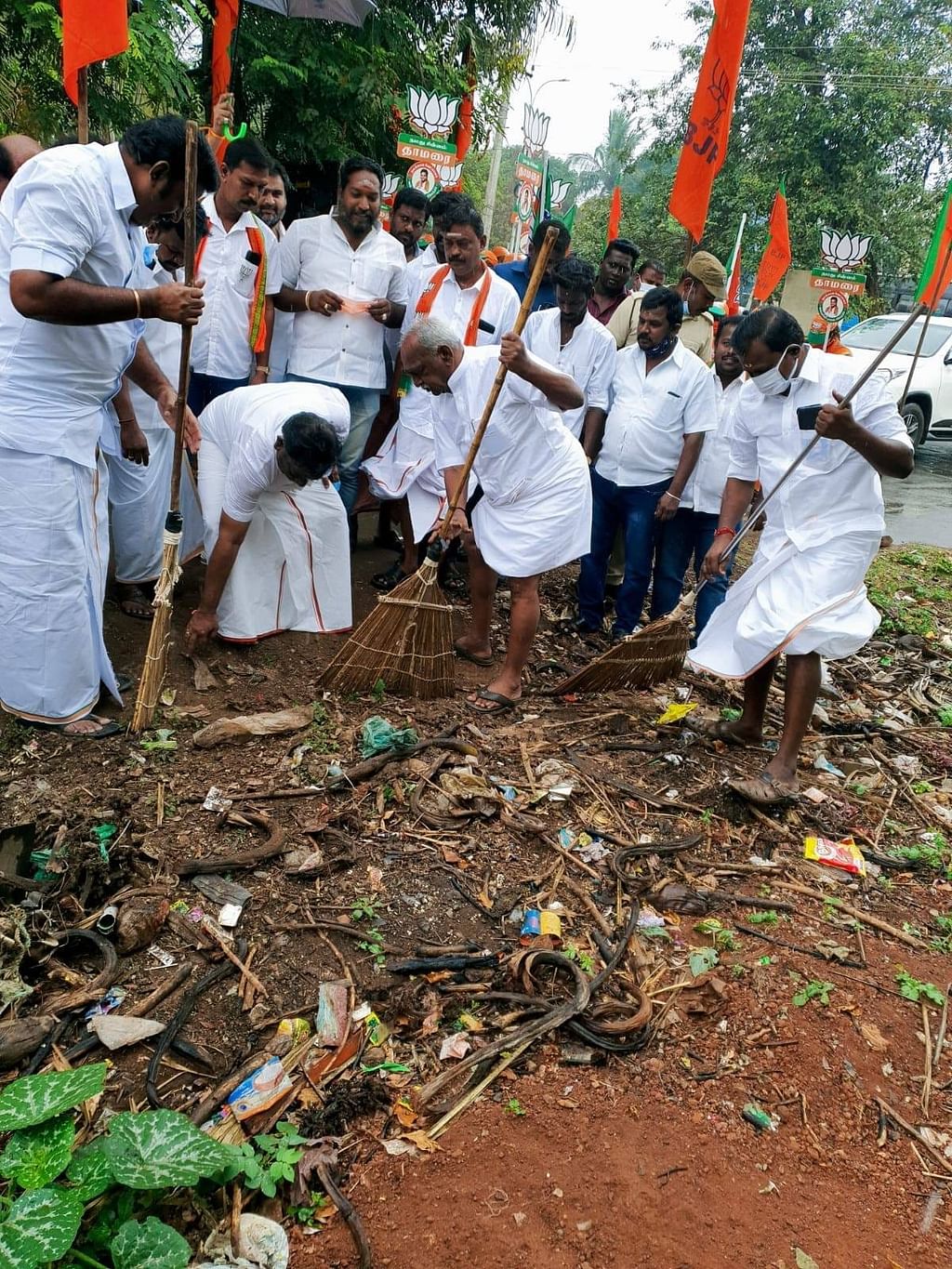 தூய்மை பணியில் ஈடுப்பட்ட பொன்.ராதாகிருஷ்ணன்