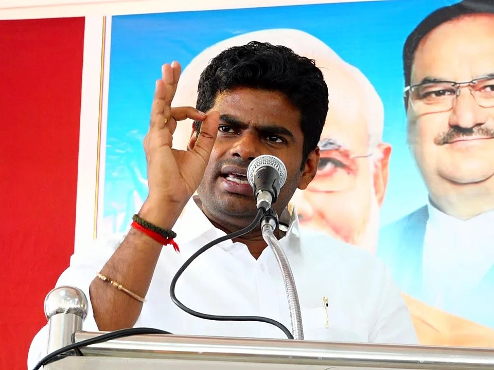 `நேரடியாக வந்தால் கேள்வி கேட்பார்கள் என்பதால்தான் ஸ்டாலின் காணொலி பிரசாரம் செய்கிறார்!' - அண்ணாமலை
