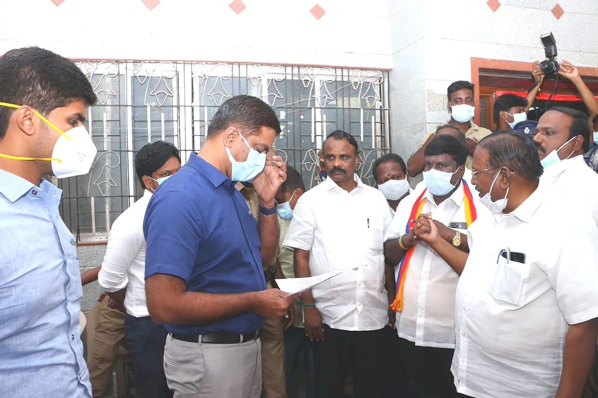 மாவட்ட ஆட்சியரிடம் புகாரளித்த பா.ம.க-வினர்