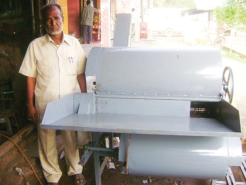 கருவியுடன் முகமது பஸ்லூல் ஹக்