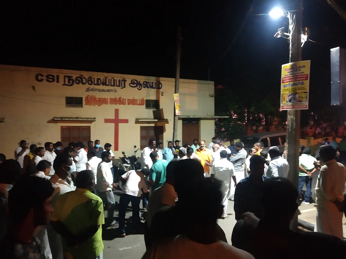 நள்ளிரவில் குவிந்த அதிமுக தொண்டர்கள்