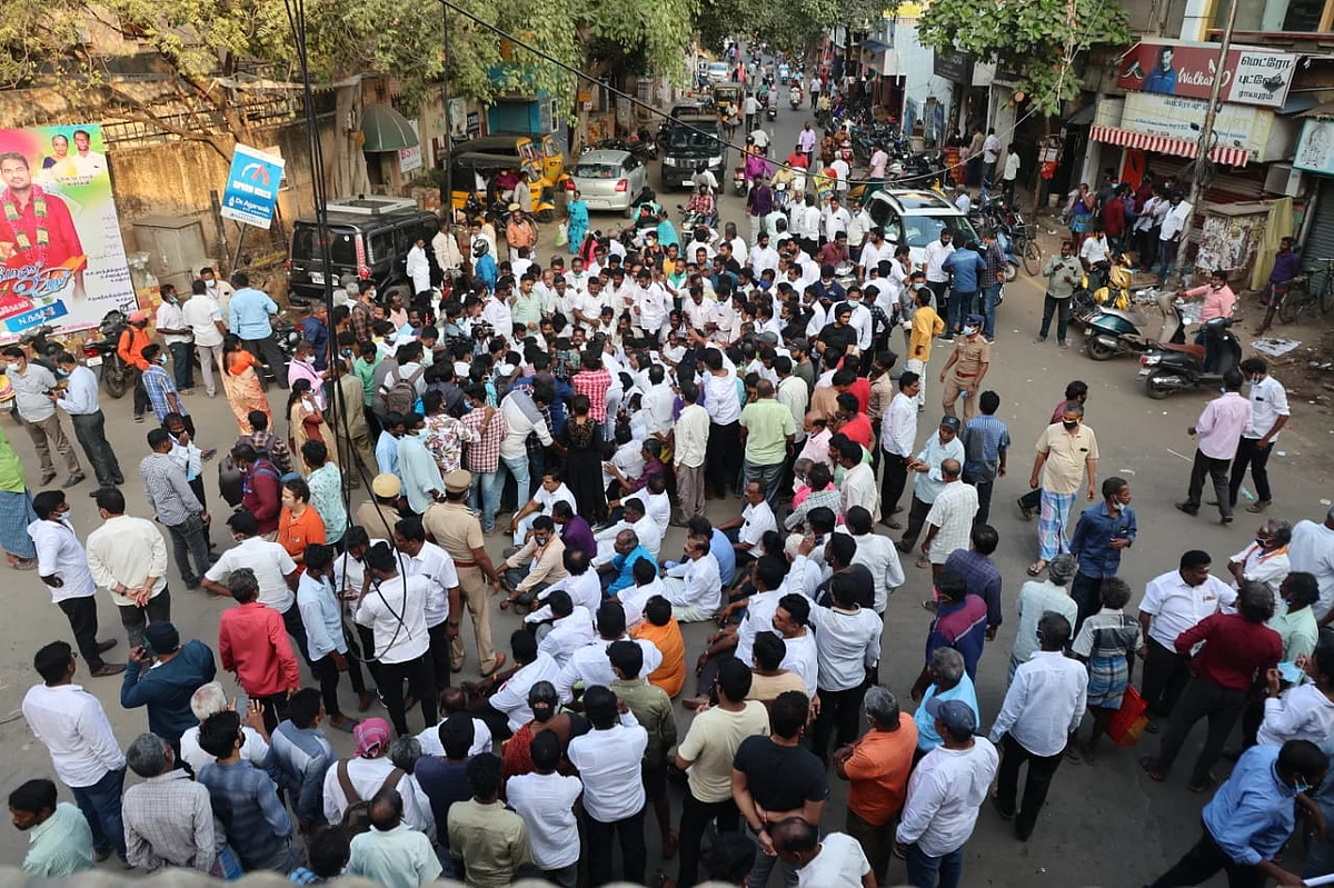 வண்ணாரப்பேட்டை: போராட்டத்தில் அ.தி.மு.கவினர்.