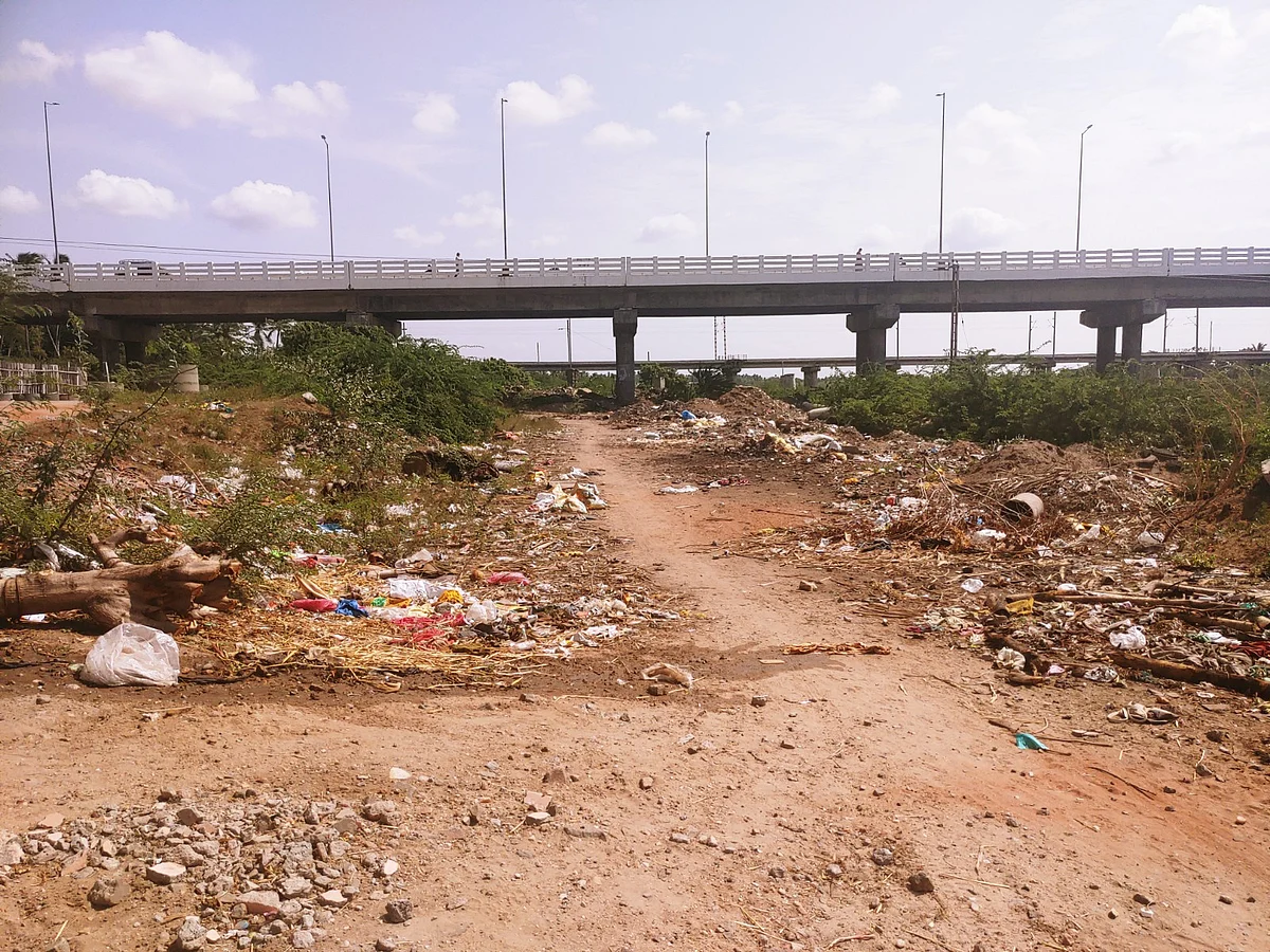 குப்பைகளால் சூழ்ந்த அமராவதி ஆறு