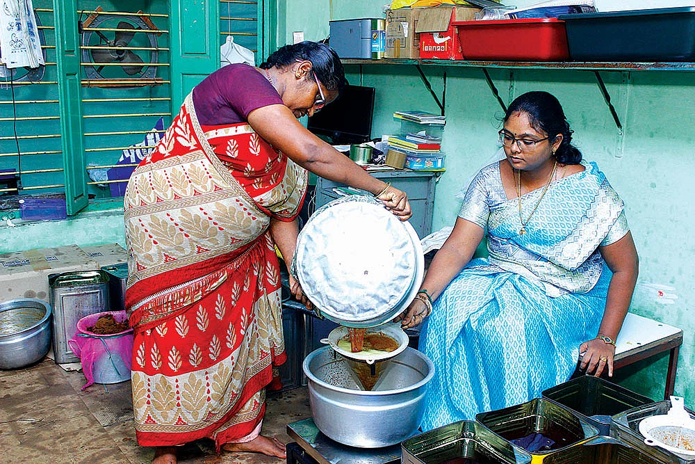 “தமிழகம் முழுக்க மணக்குது எங்க நெய்!” - சாதித்த பட்டதாரி பெண்