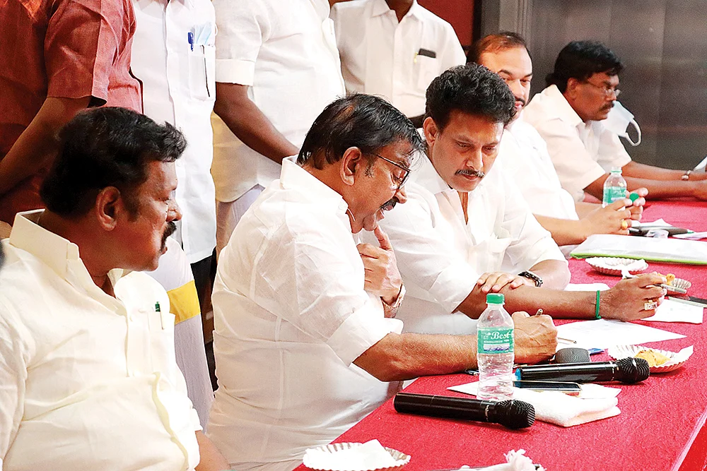 நேரு Vs அன்பில் மகேஷ்... எந்த கோஷ்டிக்கு மேயர் பதவி? - அனலாக தகிக்கும் திருச்சி தி.மு.க!