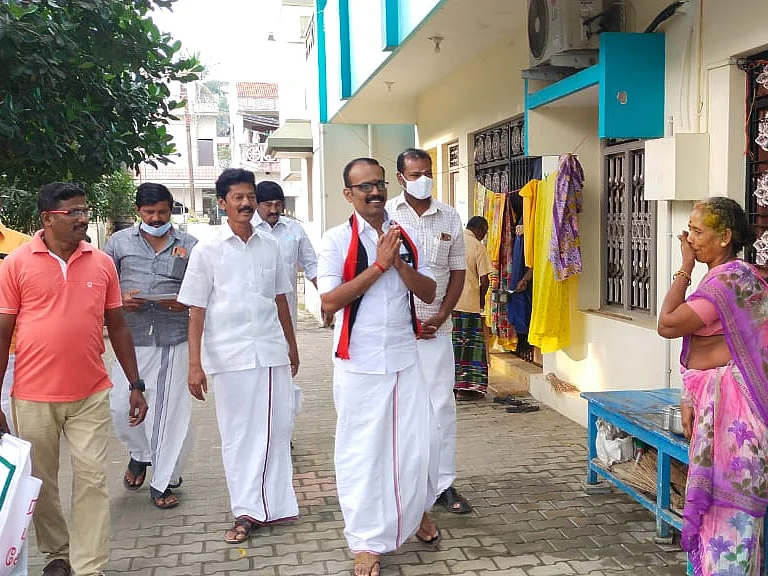 `100 நாள்களில் பிரச்னைகள் தீர்க்கப்படும்!’ -ஸ்டாலின் பாணியில் குறைகளை எழுதி வாங்கும் திமுக வேட்பாளர்