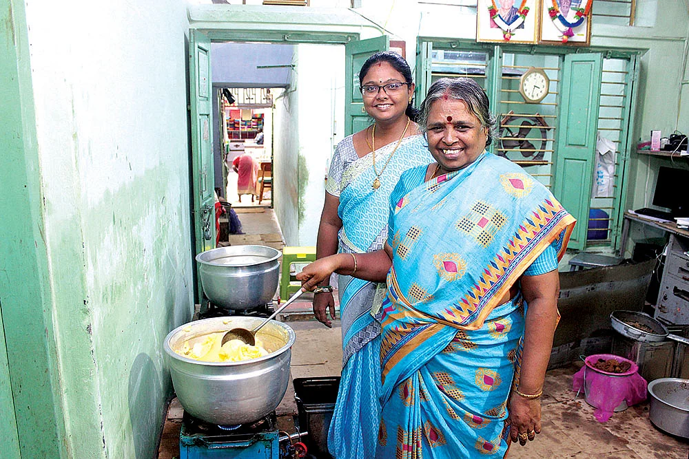 “தமிழகம் முழுக்க மணக்குது எங்க நெய்!” - சாதித்த பட்டதாரி பெண்