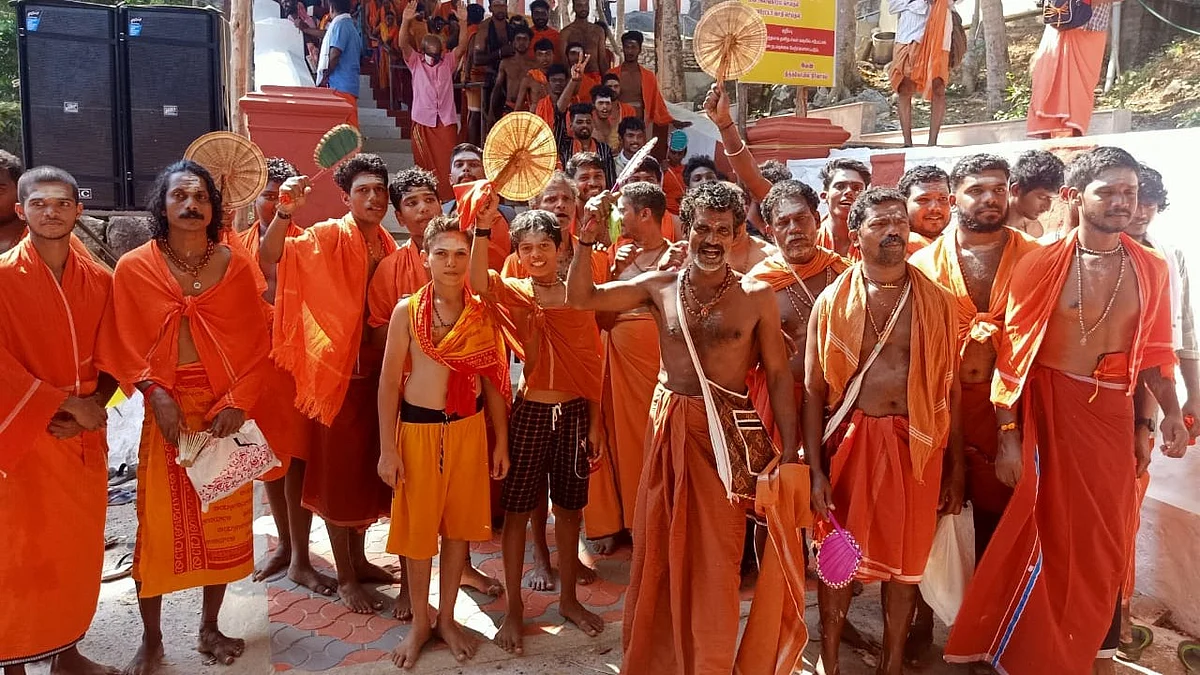 விசிறியுடன் செல்லும் பக்தர்கள்