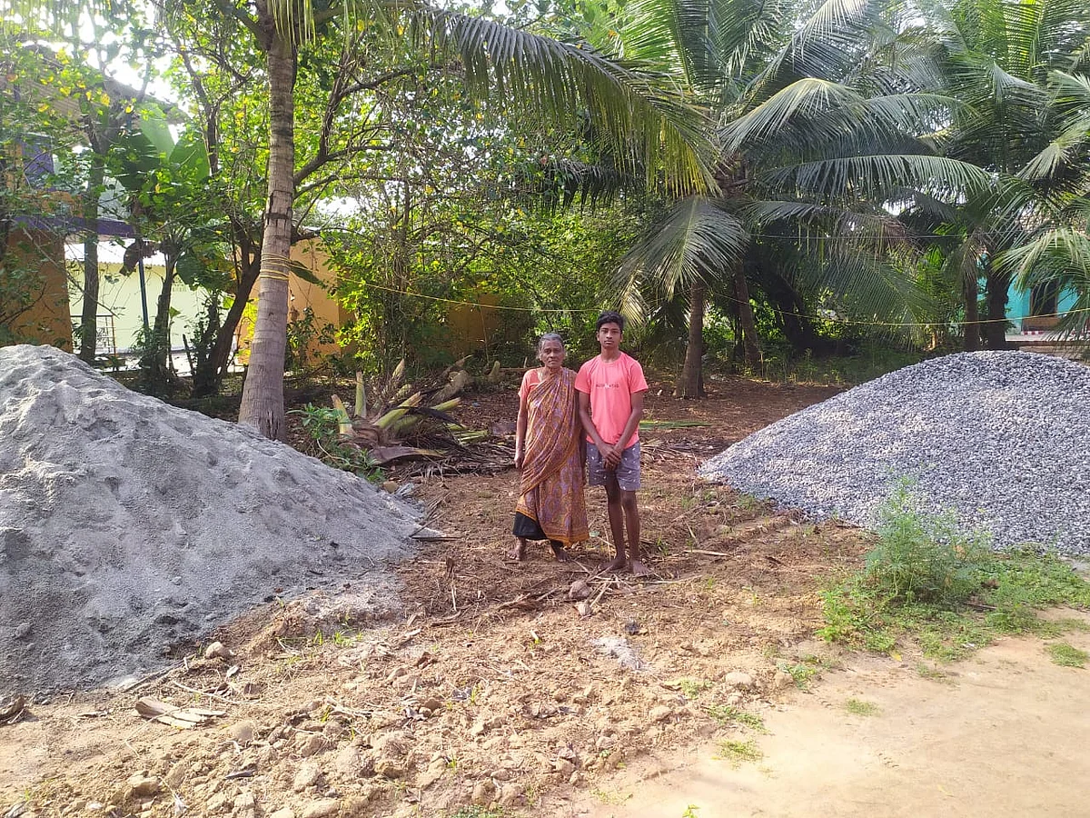 வீடு கட்டும் இடத்தில் பாட்டி பேரன்