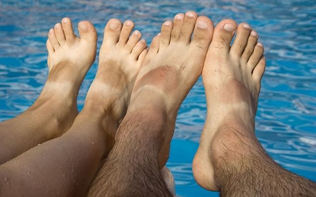 How to: மேல் பாதத்தில் படியும் கருமையை நீக்குவது எப்படி? | How to remove tan from feet?