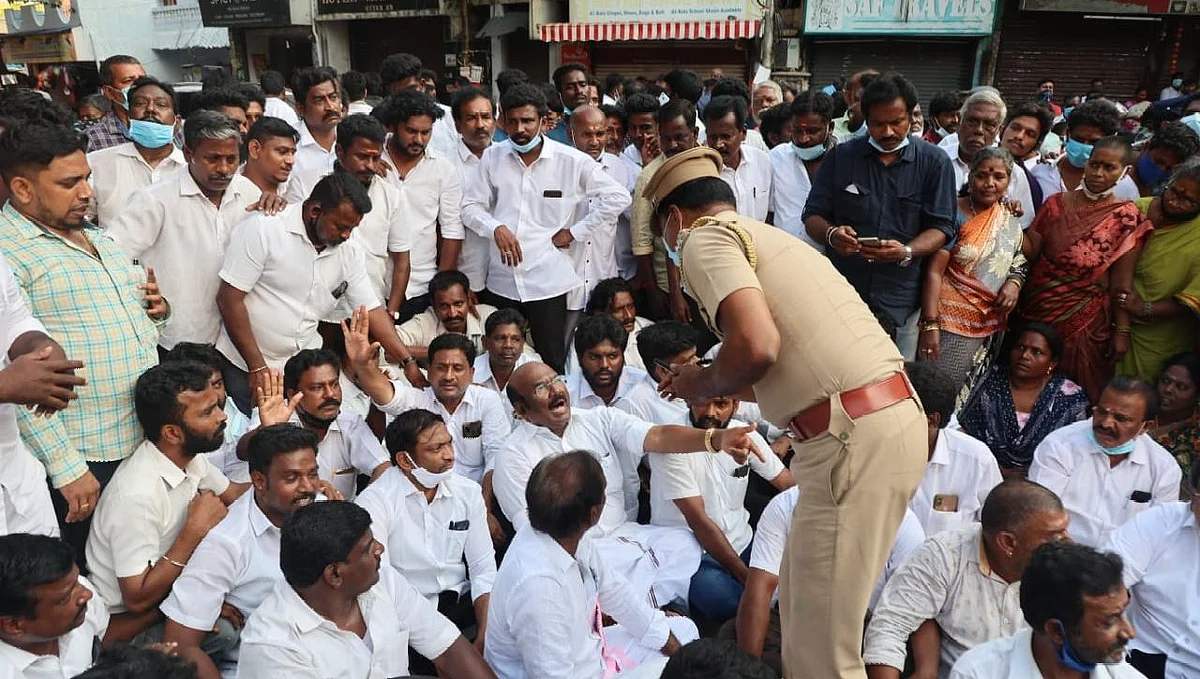 மு.அமைச்சர் ஜெயக்குமார் உள்ளிட்ட அ.தி.மு.க-வினர் சாலை மறியல்