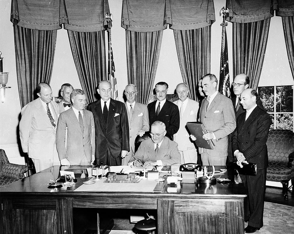 NATO-வில் கையெழுத்திடும் அமெரிக்க அதிபர் ட்ருமென் (1949)