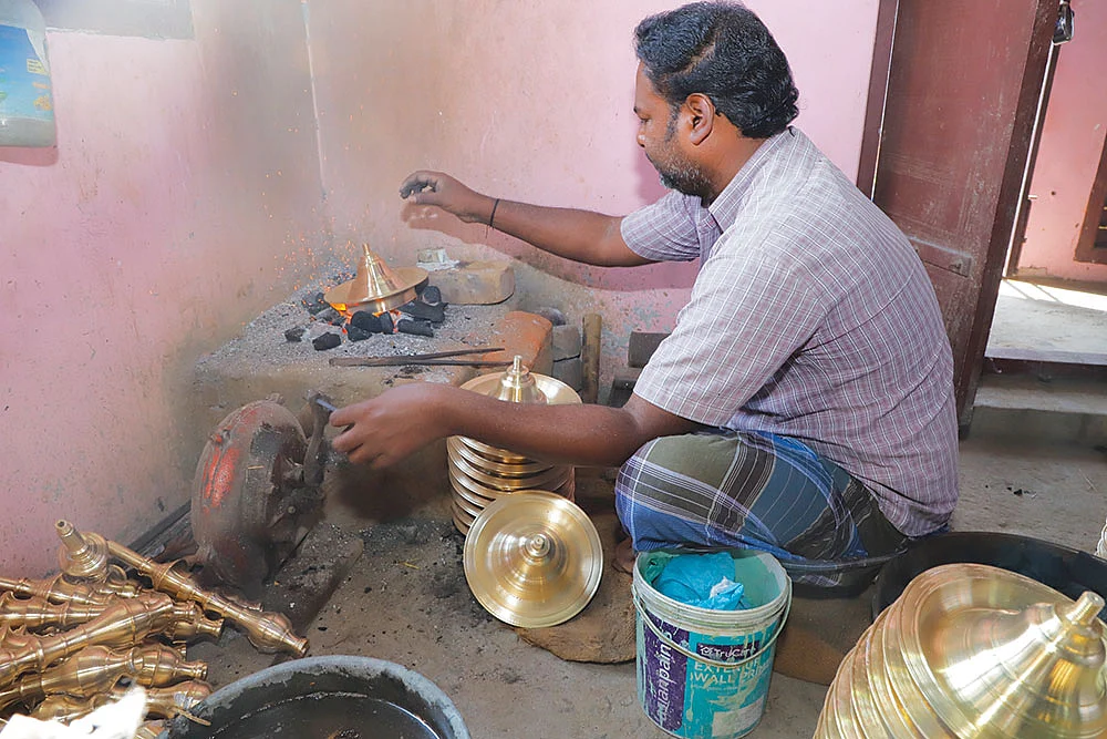 நாடு போற்றும் நாச்சியார் கோயில் குத்துவிளக்கும் தஞ்சாவூர் ஓவியமும்..!
