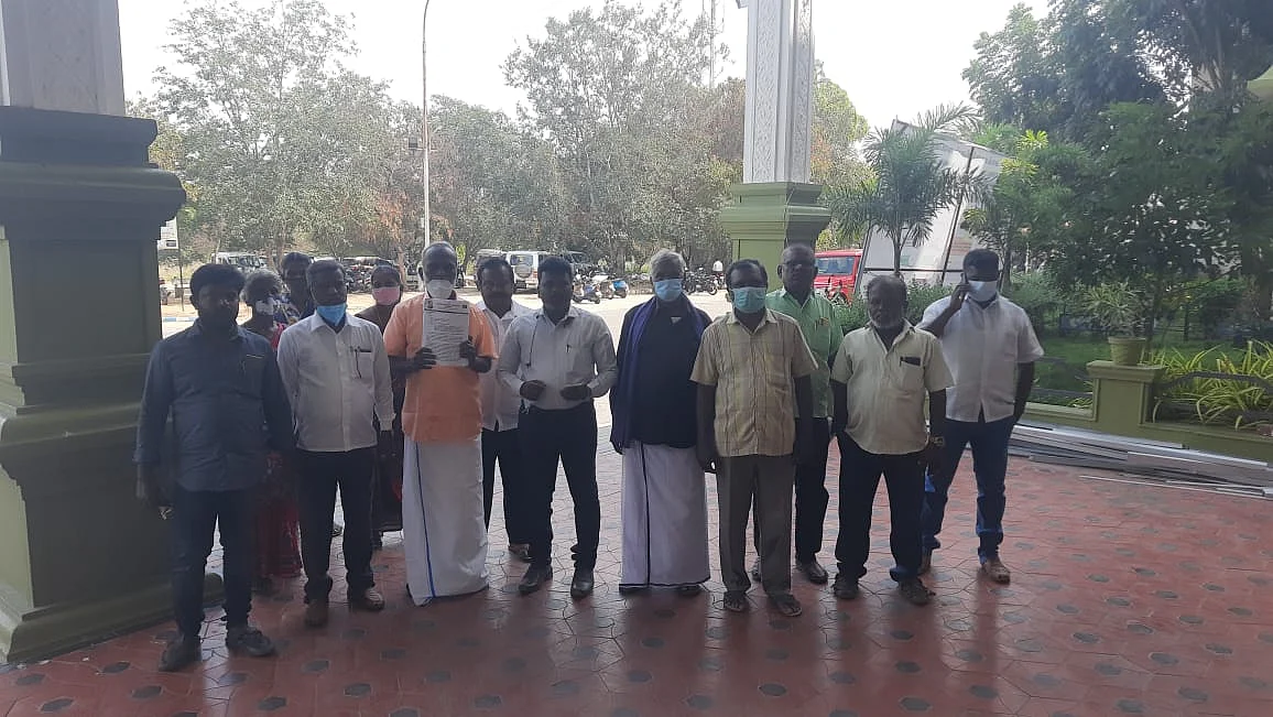 புகார் மனு அளித்தவர்கள்