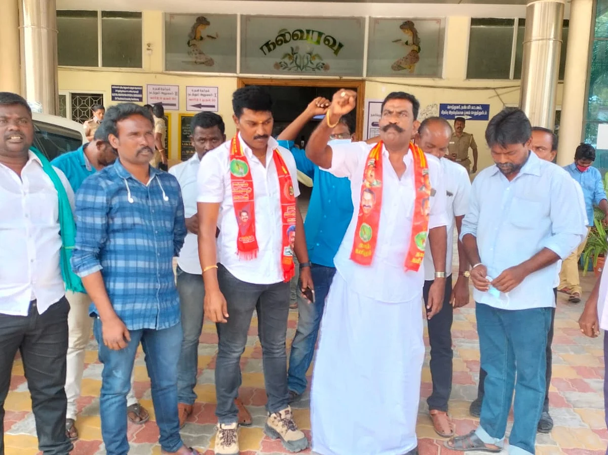 `அமைச்சர் தம்பிதான் மிரட்டி வேட்புமனுவை வாபஸ் பெற வைத்தார்!' - நாம் தமிழர் கட்சியினர் குற்றச்சாட்டு