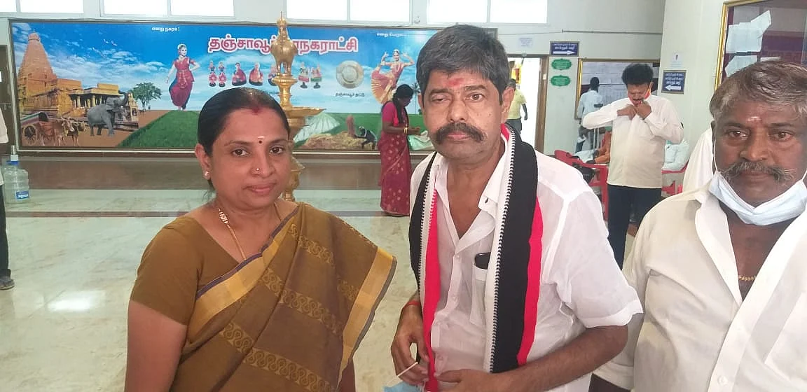 முன்னாள் மேயரான மனைவி சாவித்திரியுடன் கோபால்