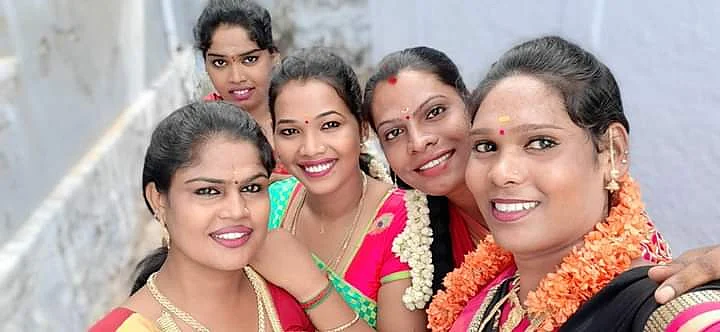தோழிகளுடன் ஆர்த்தி