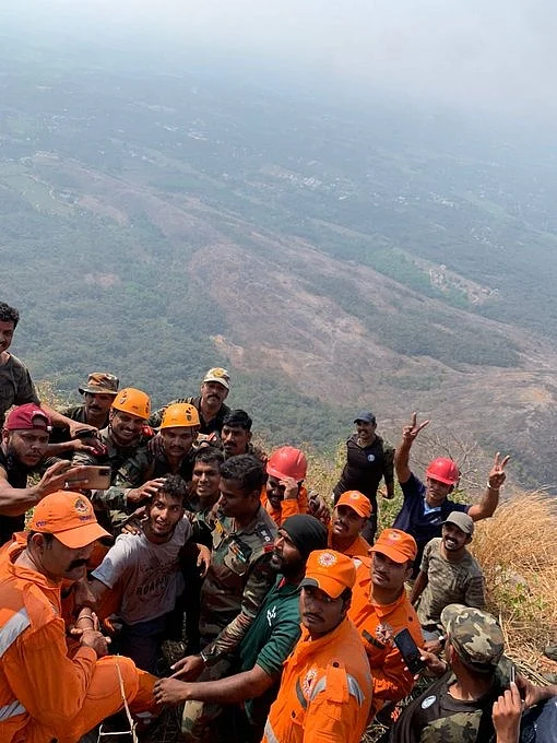 குரும்பச்சி மலை இடுக்கில் சிக்கிய இளைஞர்; 43 மணி நேர திக் திக்... களமிறங்கி மீட்ட ராணுவம்!