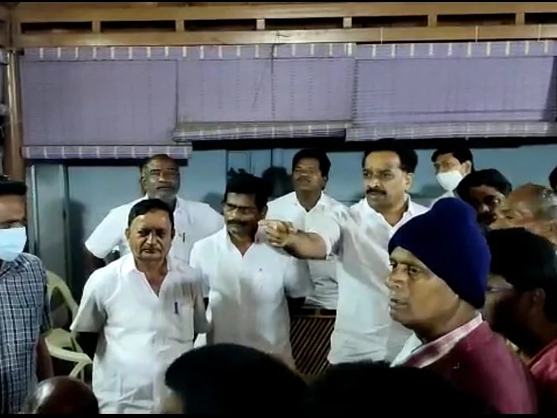 ``அதிமுக-வினரை போலீஸாரைவைத்து மிரட்டுகிறார்கள்!" - எம்.ஆர்.விஜயபாஸ்கர்