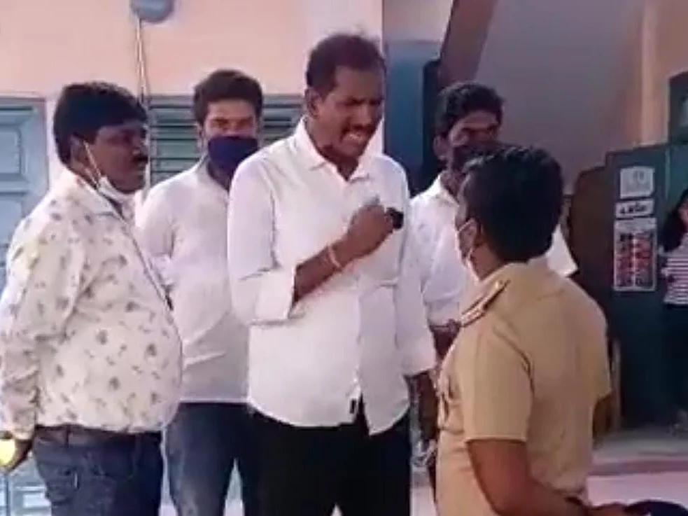 வாக்குச்சாவடியில் காவலர்களுடன் தகராறு செய்த திமுக தரப்பு! - என்ன நடந்தது?