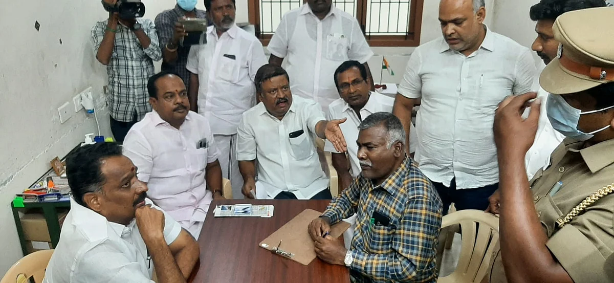 அ.தி.மு.க அலுவலகத்தில் தேர்தல் பறக்கும் படையினர்