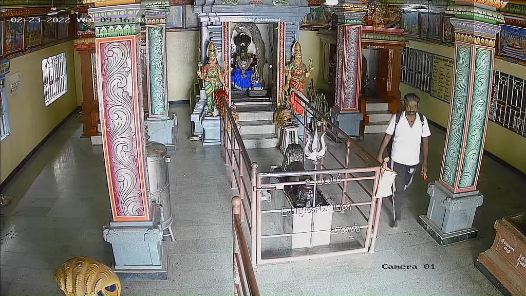 பிரகாரத்தைச் சுற்றிவரும் மர்ம நபர்