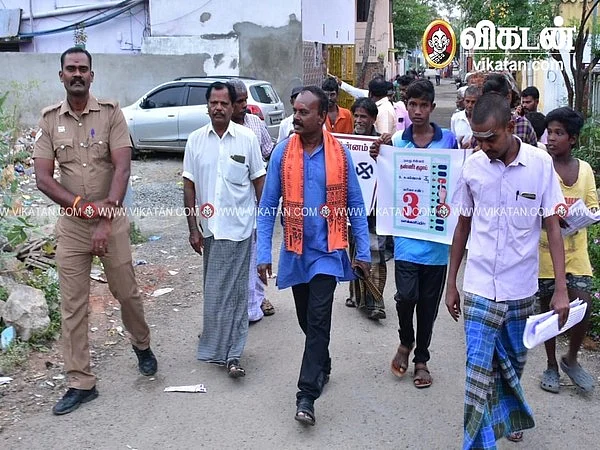 போலீஸ் பாதுகாப்புடன் வாக்கு சேகரிக்கும் வேட்பாளர்
