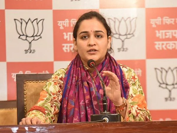 உ.பி: ப.சிதம்பரம் வழக்கை விசாரித்த அதிகாரிக்கு சீட்! - அகிலேஷ் உறவினருக்கு `நோ’ சொன்ன பாஜக