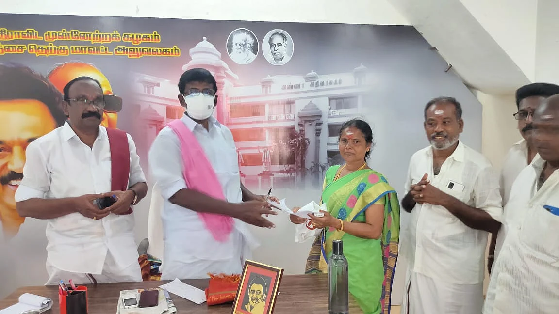 பட்டுக்கோட்டை நகராட்சி தேர்தலில் வென்ற சாந்தி குணசேகரன்